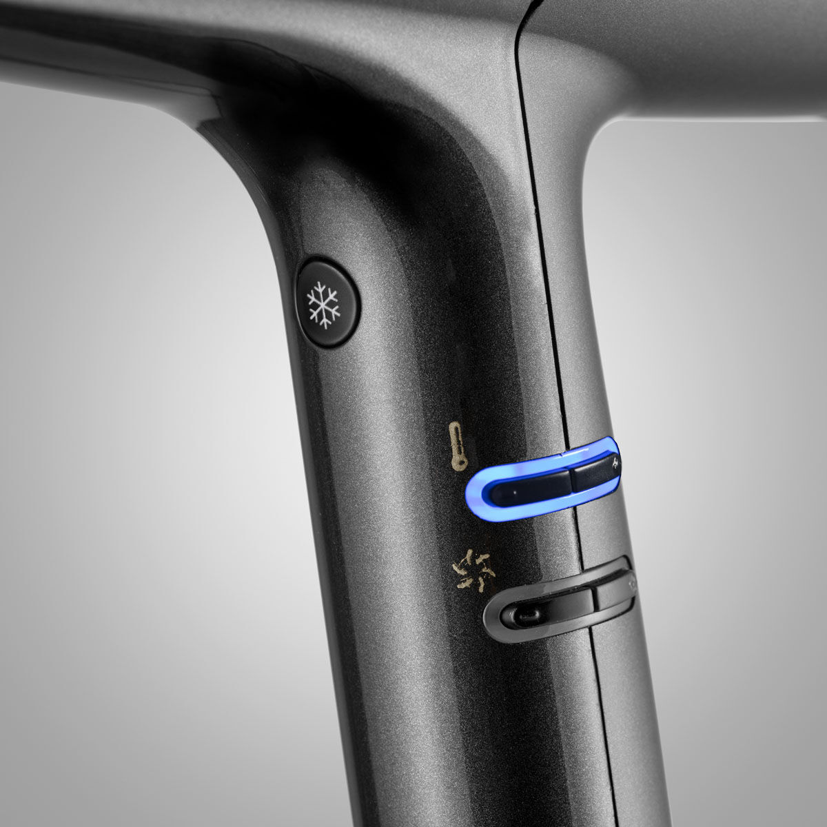 Speed ​​levels: 3, Heat levels: 4, cold air button